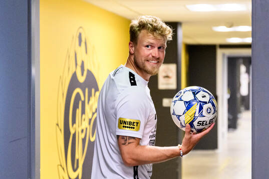 Elfsborgs manager Oscar Hiljemark blir intervjuad