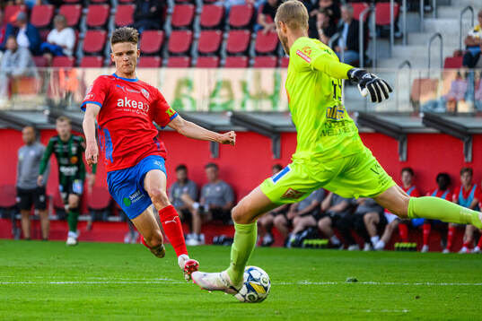 Helsingborgs Adrian Svanbäck och Varbergs målvakt Fredrik