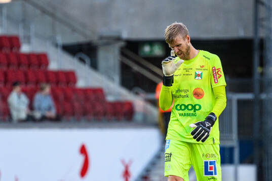 Varbergs målvakt Fredrik Andersson deppar