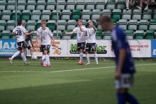 Örebros Samuel Kroon jublar