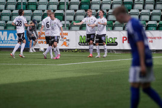 Örebros Samuel Kroon jublar