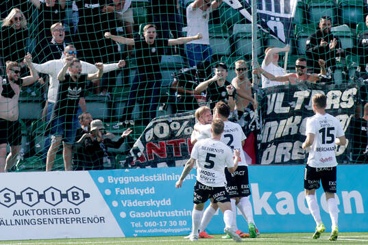 Örebros Karl Holmberg jublar
