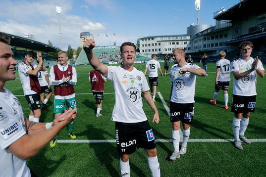 Örebros Samuel Kroon jublar