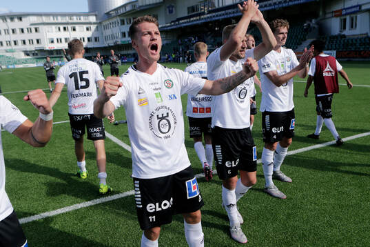 Örebros Samuel Kroon jublar
