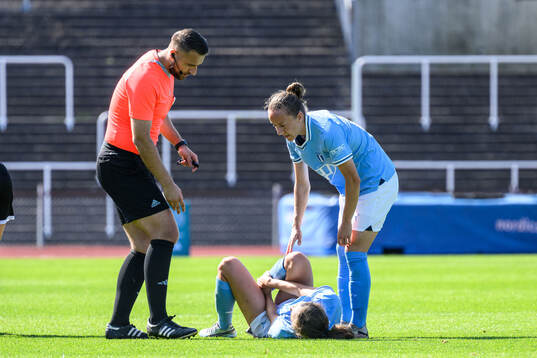 Domare Arianit Abazi och Malmö FFs Matilda Eriksson