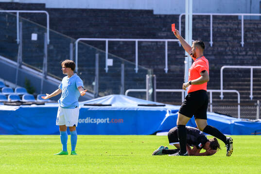 Malmö FFs Ema Paljevic tilldelas rött kort