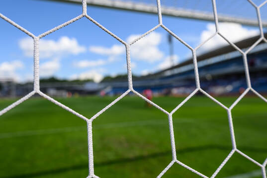 Nätmaskor i ett fotbollsmål på Malmö Stadion