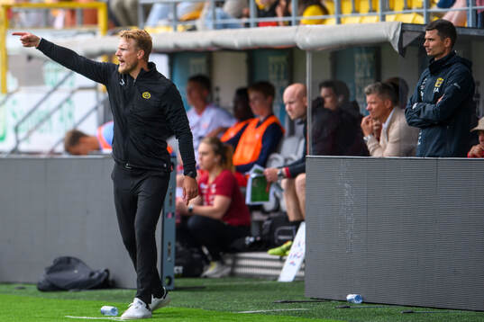 Elfsborgs manager Oscar Hiljemark och i bakgrunden