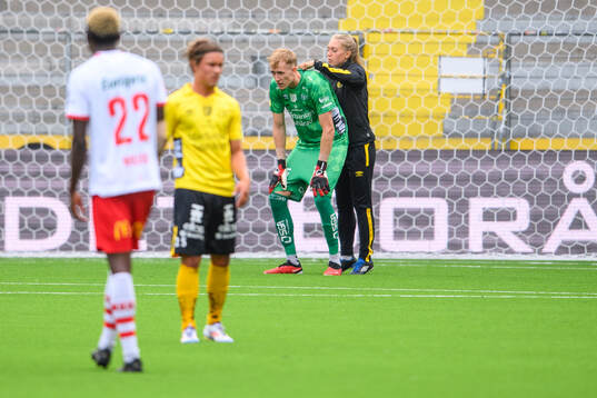 Elfsborgs målvakt Marcus Bundgaard får hjälp av