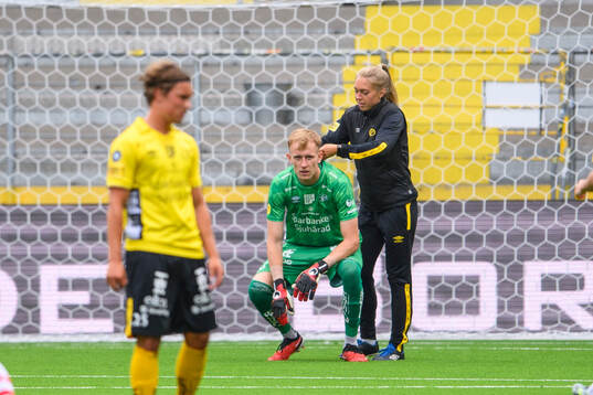 Elfsborgs målvakt Marcus Bundgaard får hjälp av