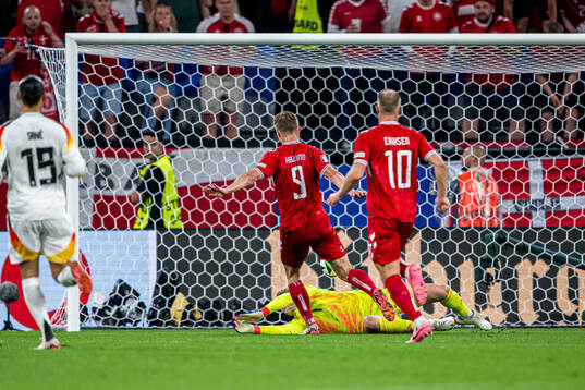 Rasmus Højlund of Denmark and goalkeeper Manuel Neuer of