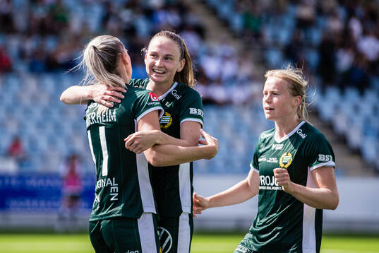 Hammarbys Ellen Wangerheim jublar med Vilde Hasund och