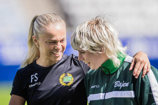 Hammarby fysioterapeut Filippa Sparf och målvakt Moa Edrud