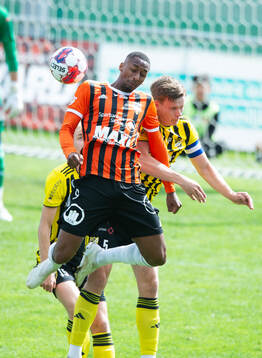 Kristianstads Omar Dampha nickduellerar med Axel Henriksson