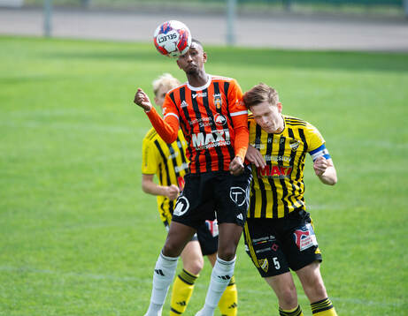 Kristianstads Omar Dampha nickduellerar med Axel Henriksson