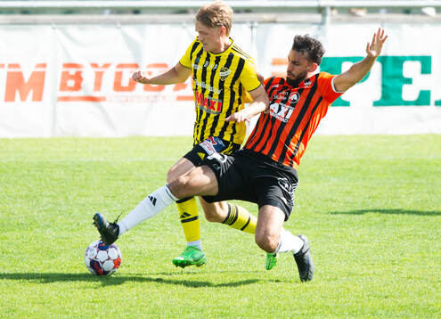 IFK Hässleholms Kasper Månsson tacklas i matchen i div 2