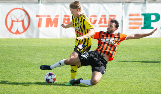 IFK Hässleholms Kasper Månsson tacklas i matchen i div 2