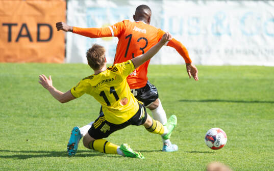 IFK Hässleholms Kasper Månsson tacklar Kristianstads