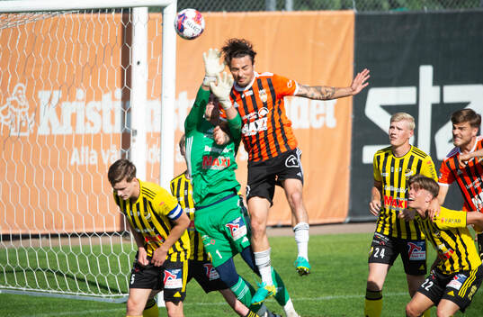 Kristianstads Armin Aganovic mot Hässleholms målvakt