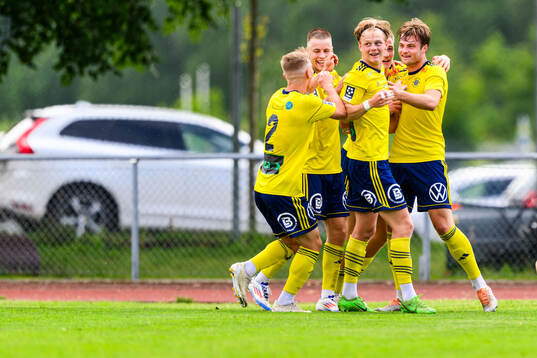 Ängelholms Max Eriksson jublar
