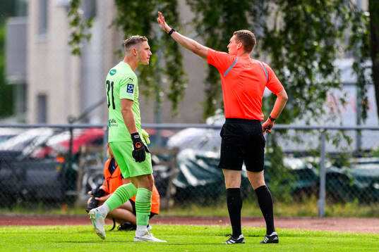 Eskilsminnes målvakt Philip Mårtensson och Domare Rasmus