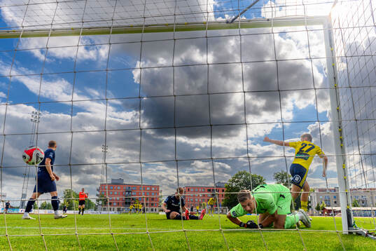 Ängelholms André Gustafson jublar samtidigt som