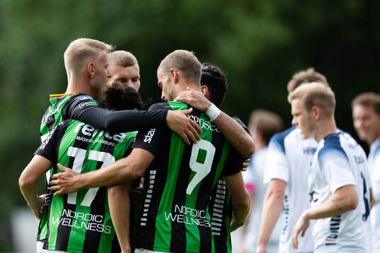 GAIS Gustav Lundgren jublar med lagkamrater