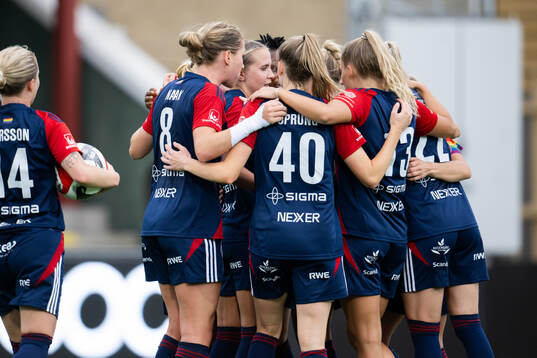 Spelare ur FC Rosengård jublar