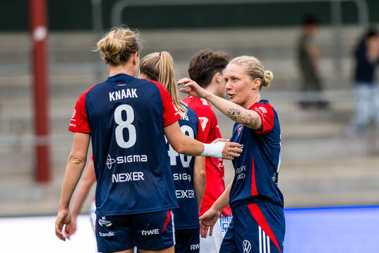FC Rosengårds Emilia Larsson och Rebecca Knaak jublar