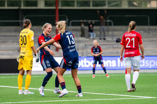 FC Rosengårds Emilia Larsson och Olivia Holdt jublar medan