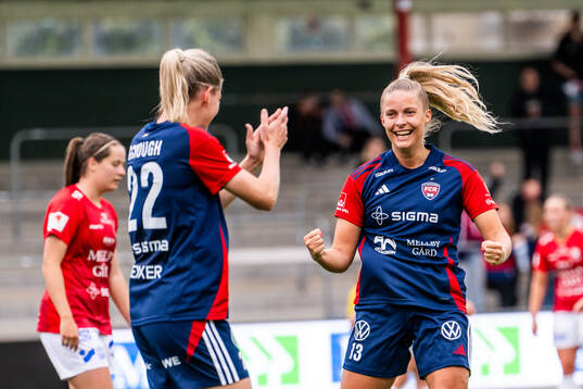 FC Rosengårds Olivia Schough och Olivia Holdt jublar