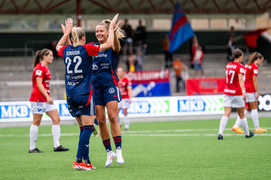 FC Rosengårds Olivia Schough och Olivia Holdt jublar