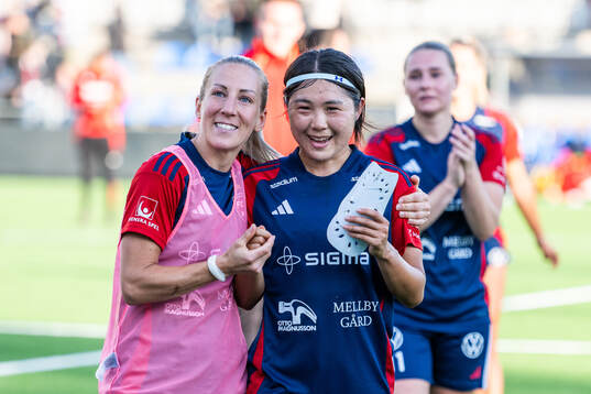 0fcfc20+och Mai Kadowaki jublar
