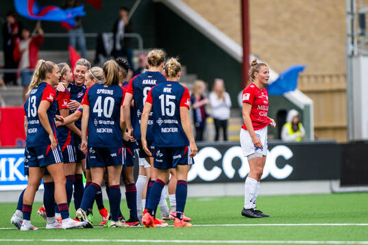 FC Rosengårds spelare jublar medan Trelleborgs Sofie