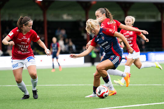 FC Rosengårds Olivia Holdt och Trelleborgs Viktoria Persson