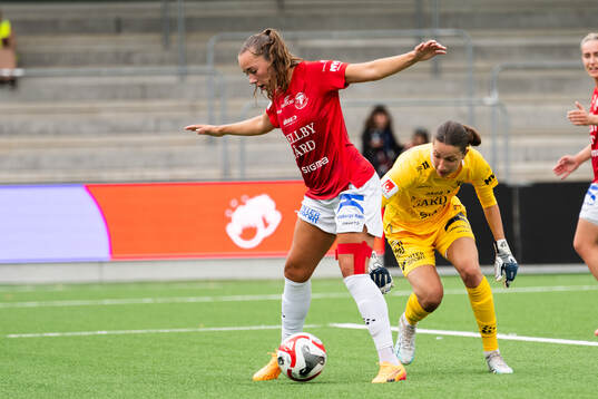 Trelleborgs målvakt Somea Polozen och Athinna Persson