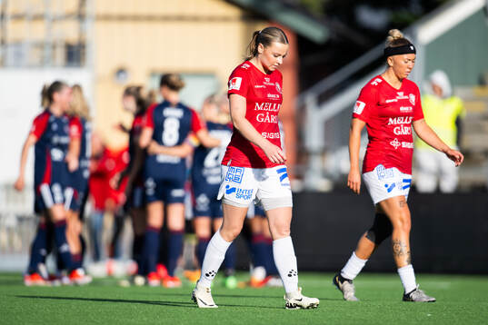 Trelleborgs spelare deppar medan FC Rosengårds jublar i