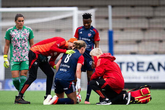 FC Rosengårds Rebecca Knaak får hjälp