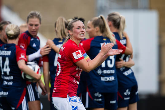 Trelleborgs Elina Lenir försöker muntra upp medspelare