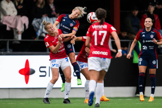 FC Rosengårds Mia Persson och Trelleborgs Sofie Rewucha