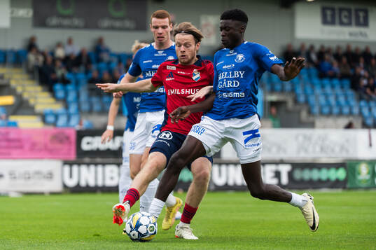 Östers Daniel Ljung och Trelleborgs Emmanuel Godwin
