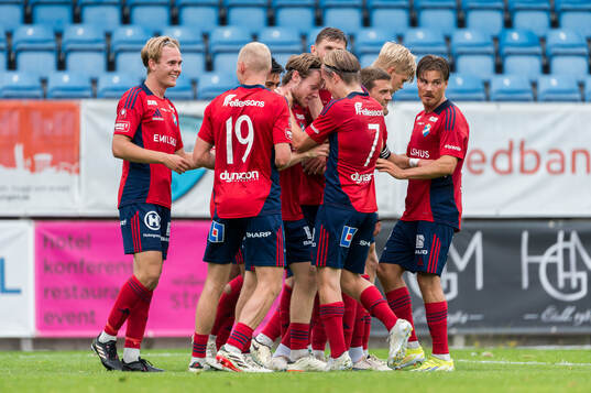 Östers Daniel Ljung jublar med lagkamrater