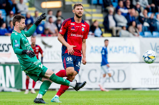 Trelleborgs målvakt Andreas Larsen och Östers Alibek Aliev
