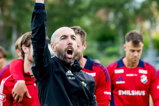 Östers tränare Martin Foyston jublar