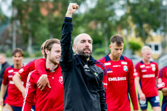 Östers tränare Martin Foyston jublar