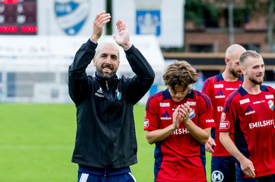 Östers tränare Martin Foyston jublar
