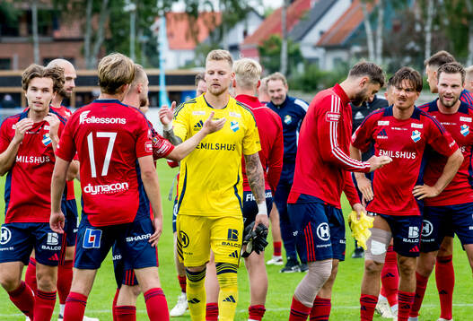 Östers målvakt Robin Wallinder jublar