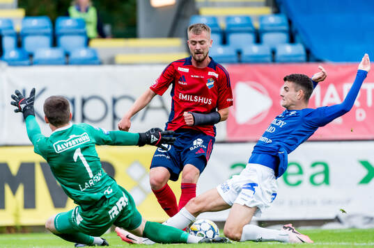 Östers Chriss-Albin Mörfelt och Trelleborgs målvakt