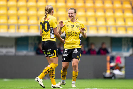 Elfsborgs Ellen Nilsson jublar med Stina jensen (rygg mot