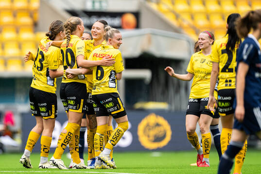Elfsborgs Stina jensen (rygg mot kameran) jublar med